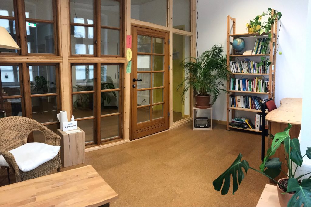 Thinkfarm-Coachingraum: Schreibtisch, Bücherregal, Sitzecke